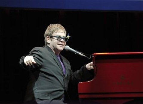 Elton John monta su propio mercadillo solidario