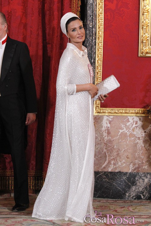 La jequesa Mozah Bint Nasser deslumbra con su elegancia en España