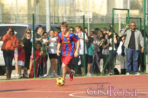 Justin Bieber se divierte jugando al fútbol con la indumentaria del Barça