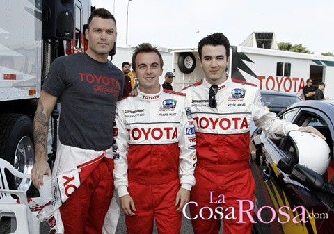 Kevin Jonas se prepara para una carrera de coches