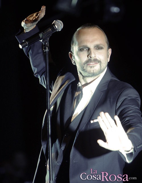 Miguel Bosé anuncia su paternidad en Twitter y Facebook