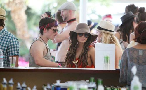 Vanessa Hudgens y Josh Hutcherson, juntos en Coachella