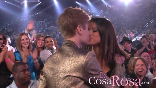 Justin Bieber y Selena Gomez se besan en televisión