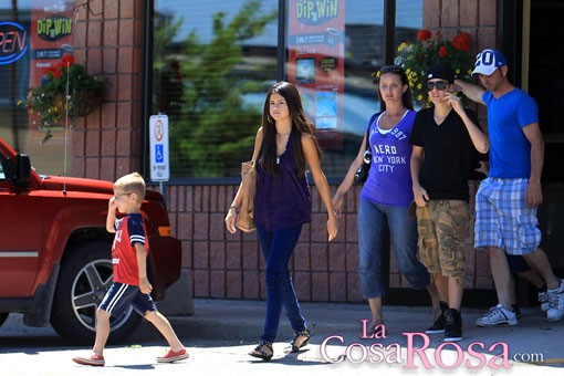 Selena Gomez conoce al padre de Justin Bieber en Toronto