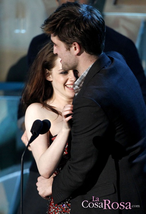 Robert Pattinson y Kristen Stewart, muy cariñosos tras los MTV Movie Awards 2011