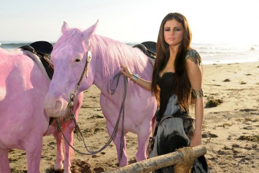 Selena Gomez no incluye los caballos rosas en su videoclip