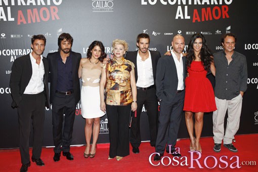 La premiere de «Lo contrario al amor» reúne a muchos jóvenes rostros televisivos