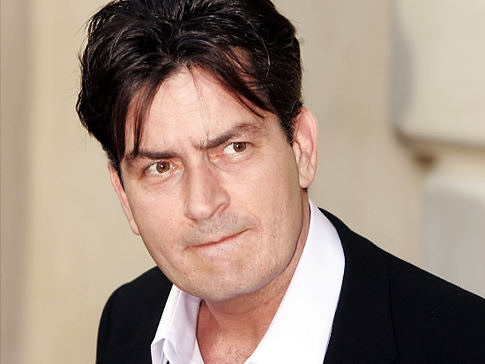 Charlie Sheen, siguen los problemas con los guionistas de su serie