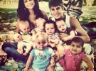 Justin Bieber y Selena Gomez, rodeados de bebés