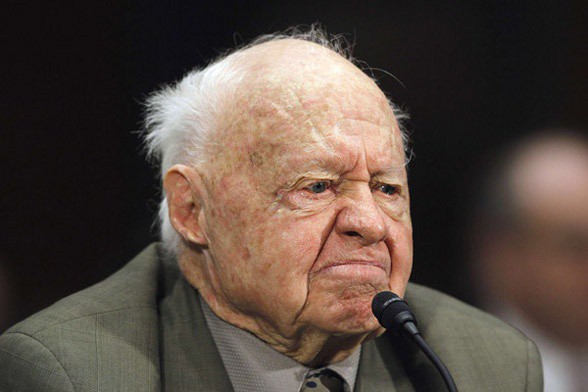 Mickey Rooney demanda a su hijastro