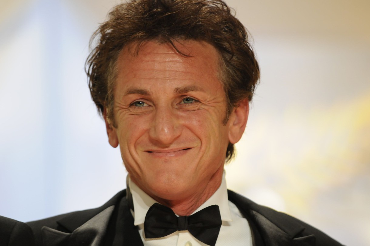 Sean Penn rescata a su asistenta de un accidente en la ducha