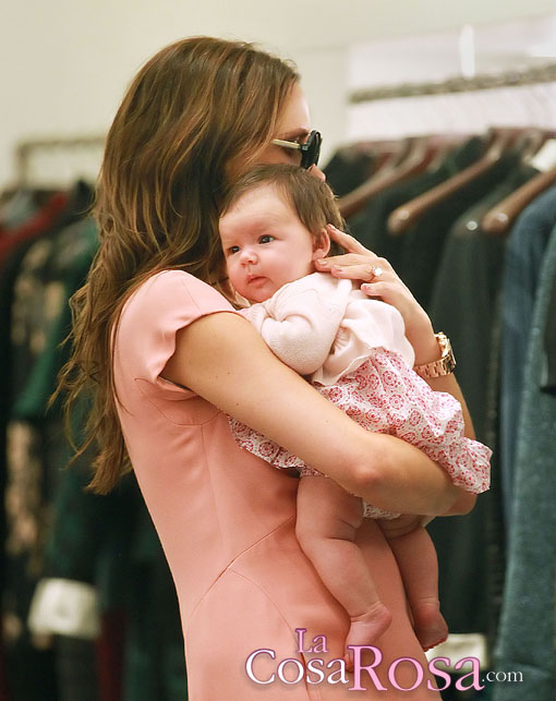 Victoria Beckham lleva de tiendas a Baby Harper