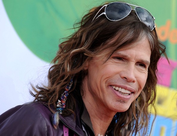 Steven Tyler, Aerosmith, se cae en la ducha