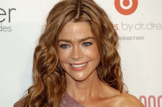 Denise Richards se arrepiente de su aumento de pecho