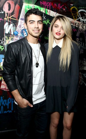 Joe Jonas flirtea con Sky Ferreira