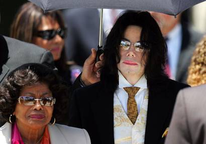 Katherine Jackson protege a sus nietos del juicio por la muerte de su hijo