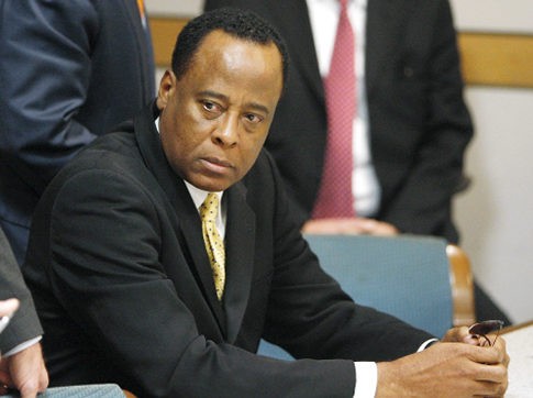 Conrad Murray amenaza con suicidarse