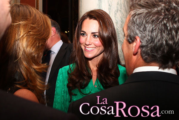 Kate Middleton se desenvuelve con soltura ante más de 300 periodistas