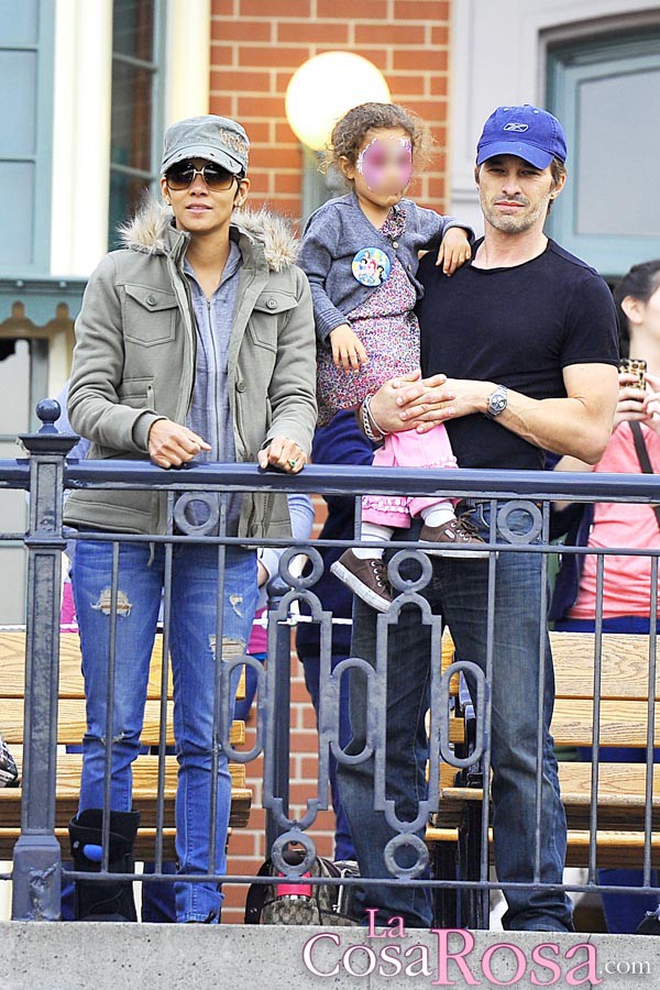 Halle Berry, en Disneyland con sus hijas y Olivier Martinez