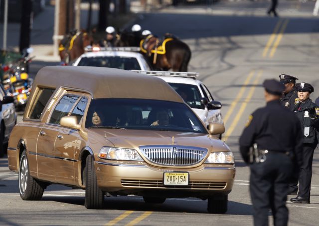 La familia de Whitney Houston vende el video de su funeral