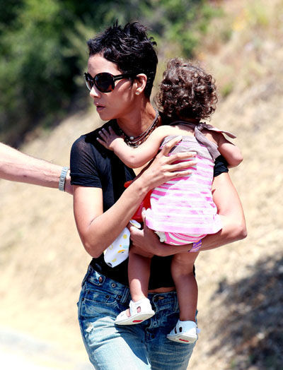 Halle Berry se quiere mudar a Europa con su novio y con su hija