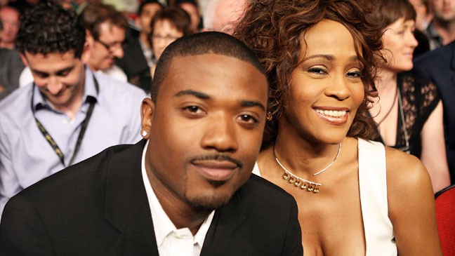 Ray J tiene fotos y videos porno de Whitney Houston