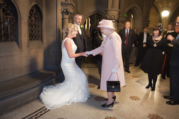 La Reina de Inglaterra, invitada sorpresa de una boda civil