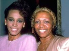 La madre de Whitney Houston, destrozada por la autopsia de la cantante