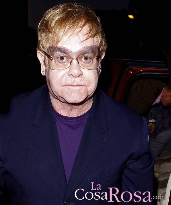 Elton John ingresado por una infección respiratoria