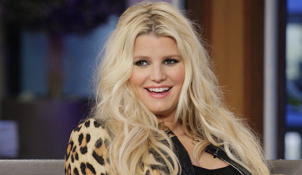 Jessica Simpson contenta con su hija recién nacida