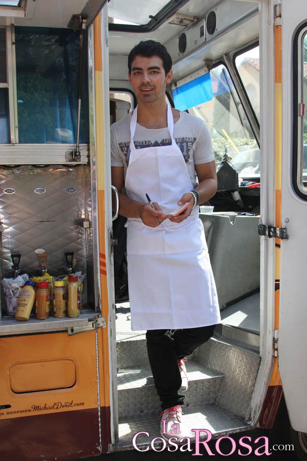 Joe Jonas sirve comida por una buena causa