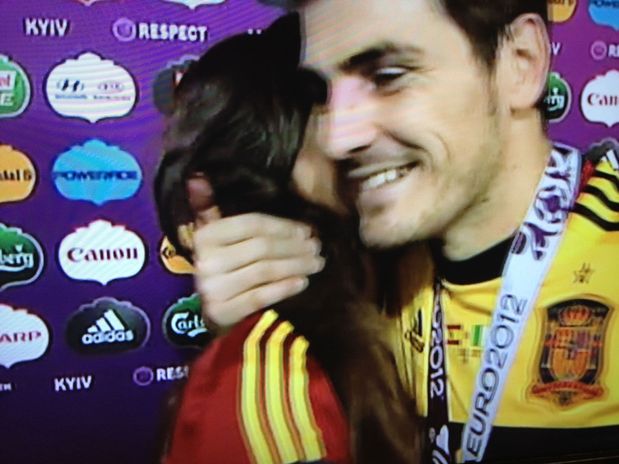 Casillas y Carbonero, beso tras la victoria