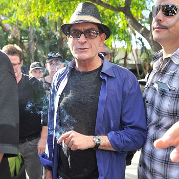 Charlie Sheen dona un millón de dólares a una asociación relacionada con el ejército americano