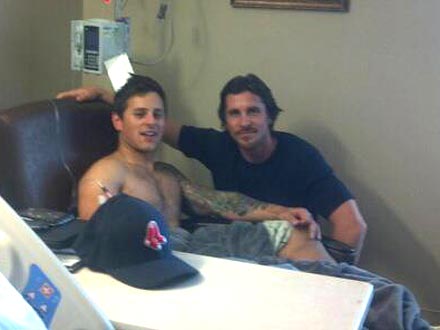 Christian Bale visita a la víctimas del tiroteo de Colorado