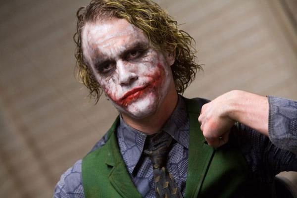 El padre de Heath Ledger niega la responsabilidad de su hijo en la matanza de Denver