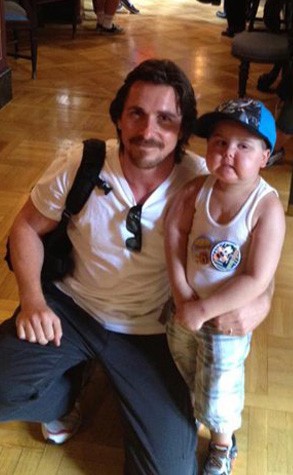 Christian Bale se lleva a un niño con leucemia a Disneyland