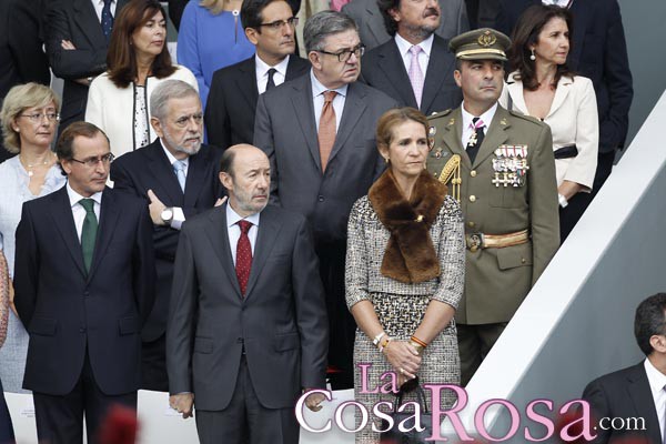 La Infanta Elena apartada del palco en el desfile del día de la Hispanidad