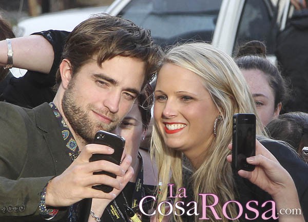 Robert Pattinson, en Sidney, y Kristen Stewart, en Tokio, promocionan Amanecer. Parte II