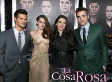 Taylor Lautner, Kristen Stewart, Stephenie Meyer, y Robert Pattinson en premiere mundial de Amanecer. Parte 2 en Los Ángeles