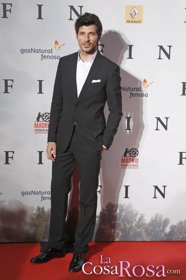 Andrés Velencoso, todo elegancia en el estreno de Fin en Madrid