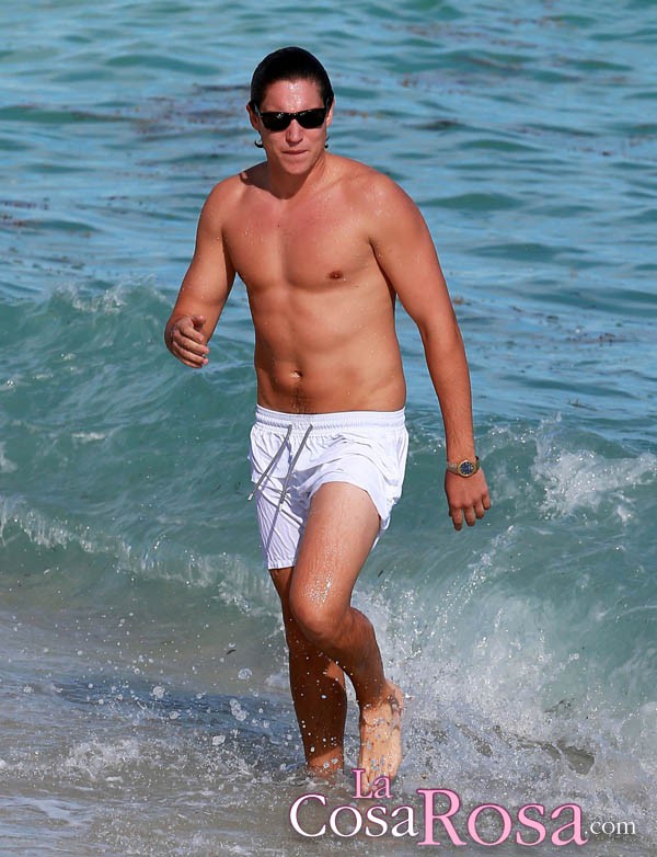 Vito Schnabel, el nuevo chico de Demi Moore, en la playa