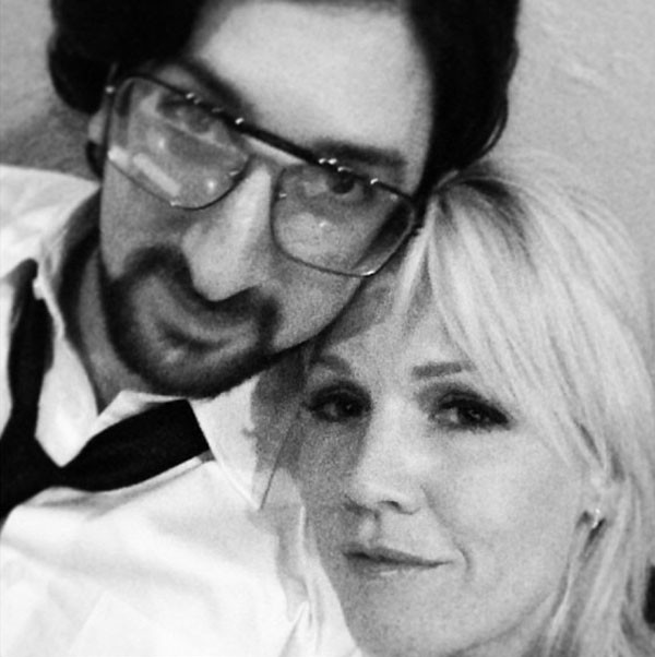 Jennie Garth sale con el músico Jeremy Salken