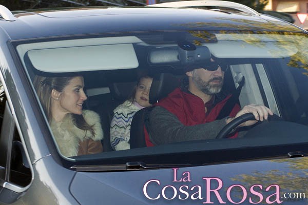 Los príncipes de Asturias y sus hijas pasan la tarde de Reyes en casa de Jesús Ortiz