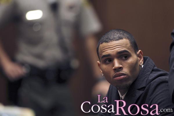 Chris Brown acude al juzgado acompañado de Rihanna