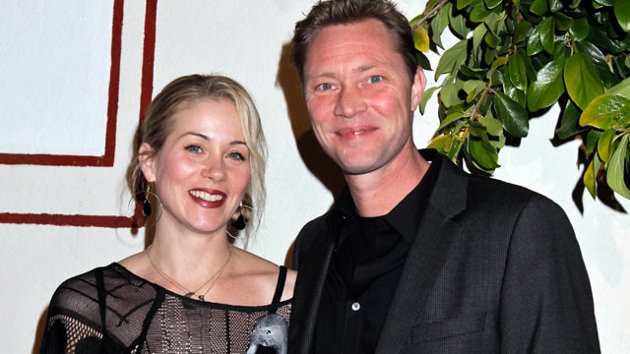 Christina Applegate se casa en secreto con su novio rockero