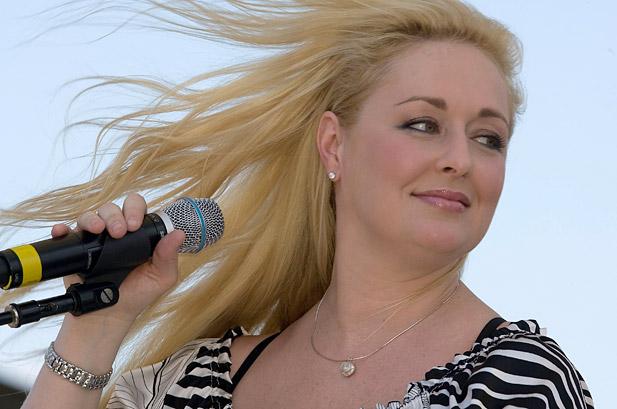 Mindy McCready, cantante country, se suicida