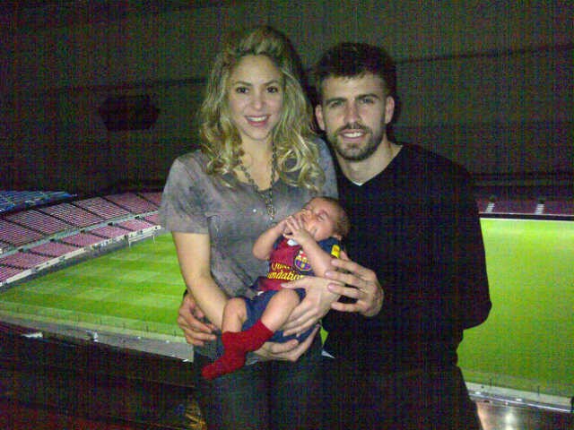 Shakira, Piqué y Milan, felices en el Camp Nou