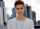 Justin Bieber, defendido por Willie McGinest, estrella de la NFL