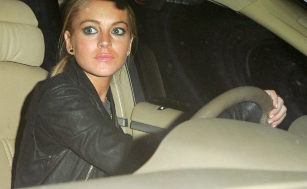 Lindsay Lohan adicta al Twitter y móvil le restringen las horas de uso