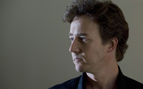 Edward Norton agrede a su doble en plena calle